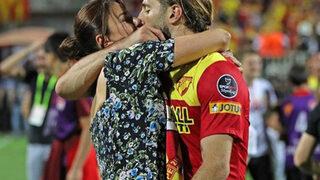 Ebru Şancı eşi Alpaslan Öztürk'ü öpücüklere boğdu