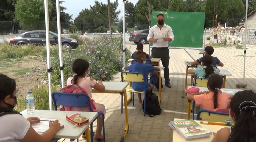 Hababam Sınıfı’nın “Okul her yerdir” repliği gerçeğe dönüştü! Öğrencilerin gönlüne taht kurdu