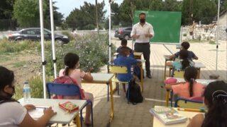 Hababam Sınıfı’nın “Okul her yerdir” repliği gerçeğe dönüştü! Öğrencilerin gönlüne taht kurdu