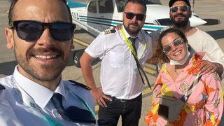 Pilot olan Ümit Erdim'in ilk yolcuları: Demet Özdemir ve Oğuzhan Koç