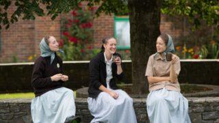 Bambaşka bir dünya! Cep telefonu kullanmıyorlar ve flört etmeden önce izin istiyorlar