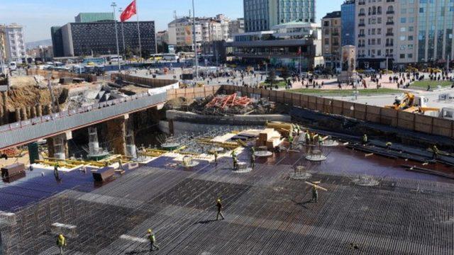 Taksim Meydanı'nda dönem dönem inşaatlar yapılarak değişimlere gidildi