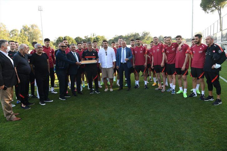Vali Yazıcı, Antalya'da kamp yapan A Milli Futbol Takımı'nı ziyaret etti G1