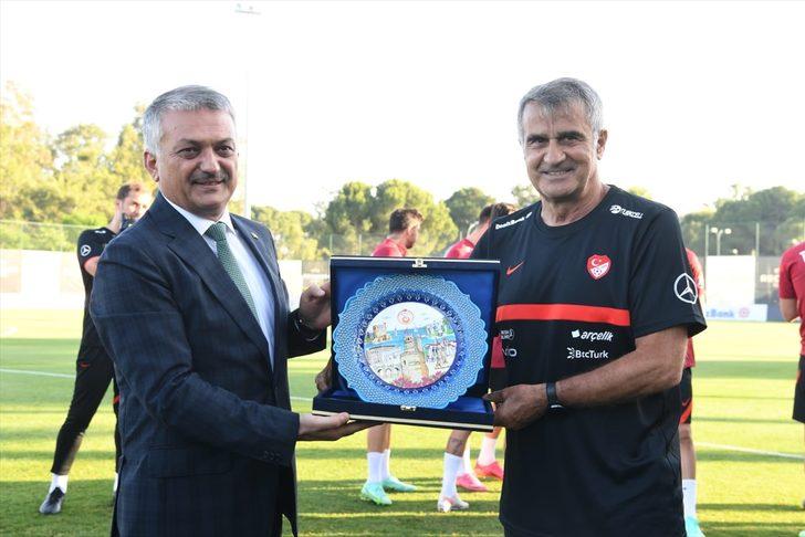 Vali Yazıcı, Antalya'da kamp yapan A Milli Futbol Takımı'nı ziyaret etti G2