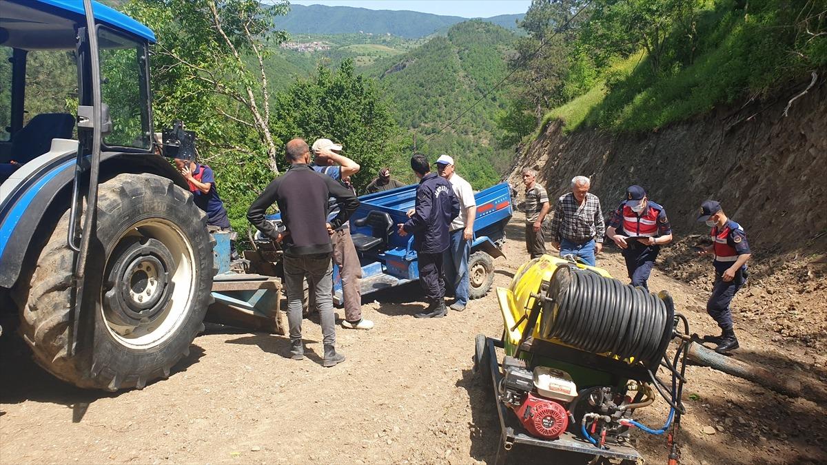 D&uuml;zce'de tarım aracı şarampole devrildi: 4 yaralı