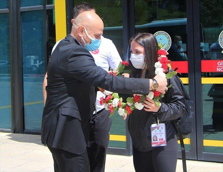 Dünya Şampiyonası'nda 3 altın madalya kazanan milli halterci Cansu Bektaş, çiçeklerle karşılandı G1