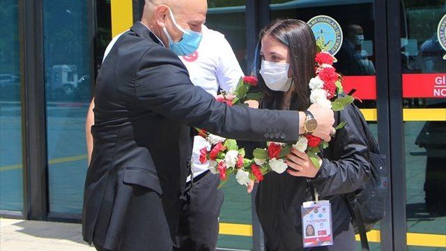 Dünya Şampiyonası'nda 3 altın madalya kazanan milli halterci Cansu Bektaş, çiçeklerle karşılandı