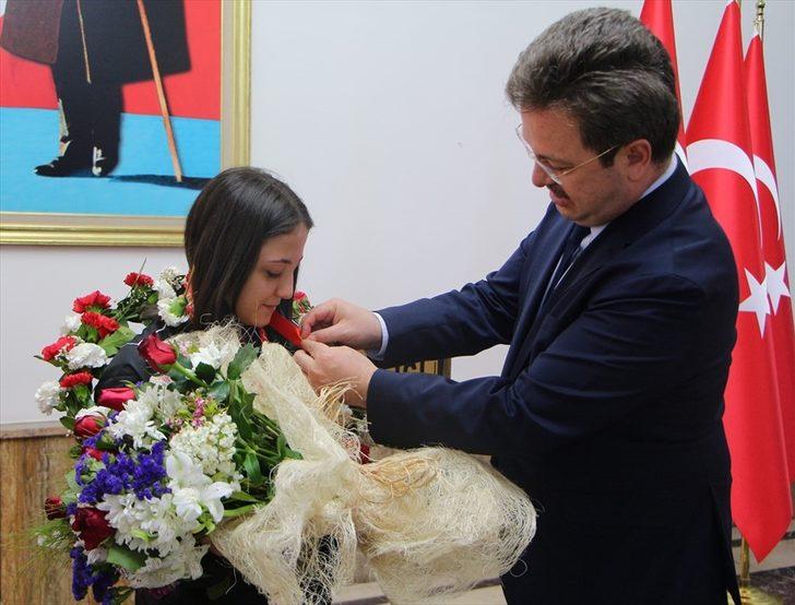 Dünya Şampiyonası'nda 3 altın madalya kazanan milli halterci Cansu Bektaş, çiçeklerle karşılandı G2