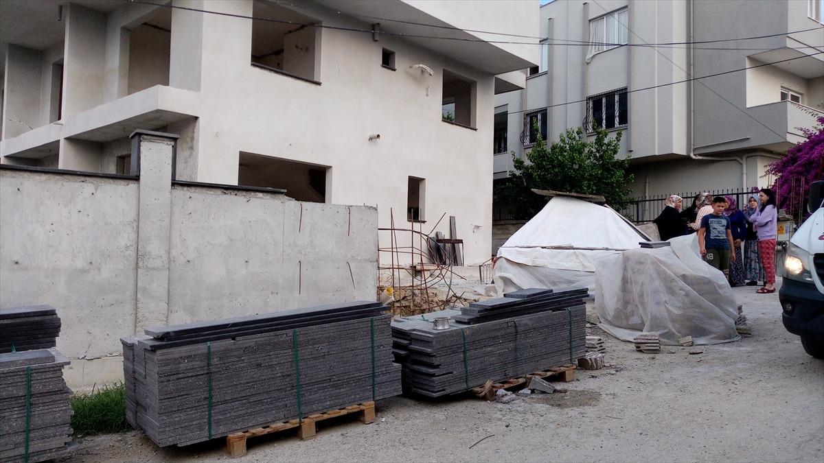 Adana'da 3 katlı inşaatın damından d&uuml;şen kişi yaralandı