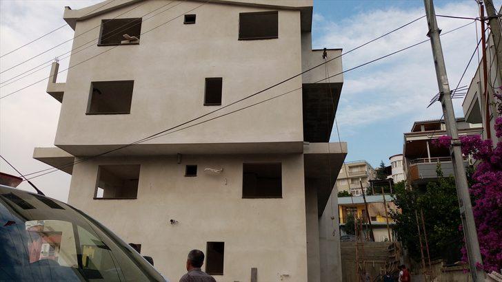 Adana'da 3 katlı inşaatın damından düşen kişi yaralandı G2