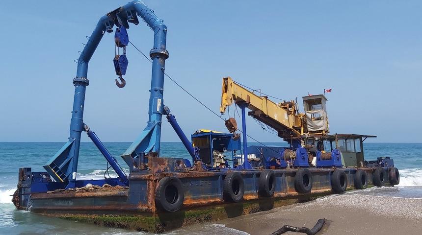 Karadeniz kıyısına 300 tonluk vinçli duba oturdu