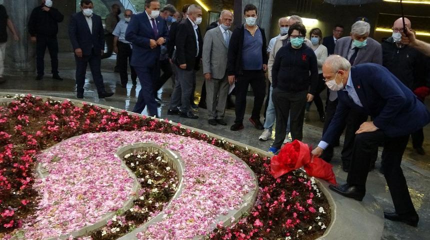 Kılıçdaroğlu, 9. Cumhurbaşkanı Demirel’in anıt mezarına çiçek bırakıp dua etti