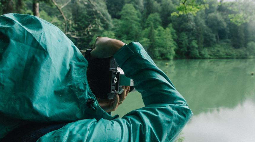 Endonezya'da 5 kişi fotoğraf çekerken yıkılan iskeleden göle düşerek boğuldu