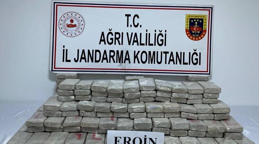 Türkiye-İran sınırında arazide 109 kilogram eroin ele geçirildi