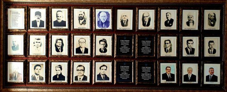 Adapazarı Belediyesi, darbe dönemlerinde atanan başkanların fotoğraflarını panodan kaldırdı