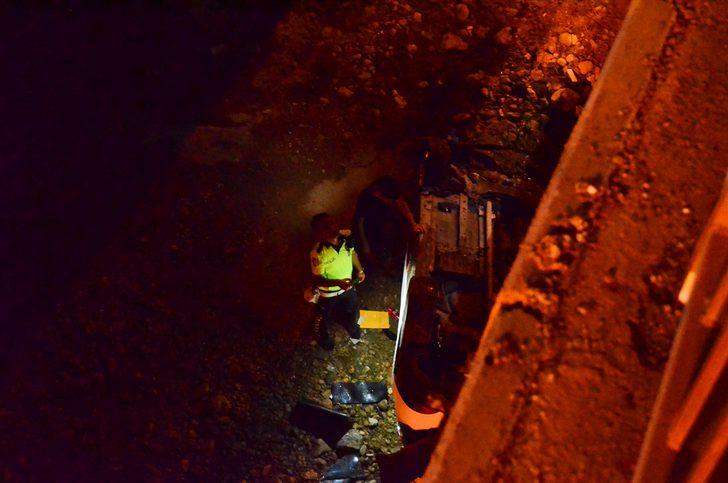 Mersin'de otomobil köprüden dere yatağına düştü: 1 yaralı G3