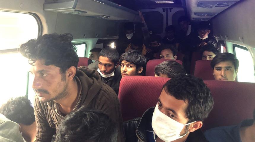Ankara'da durdurulan üç minibüsten 36 düzensiz göçmen çıktı