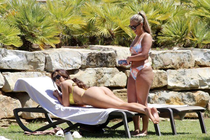 Chloe Ferry'nin kız kıza tatili! Kalçasına bol bol güneş yağı sürdürdü G2