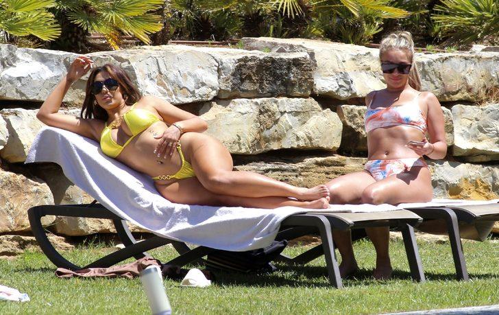 Chloe Ferry'nin kız kıza tatili! Kalçasına bol bol güneş yağı sürdürdü G3