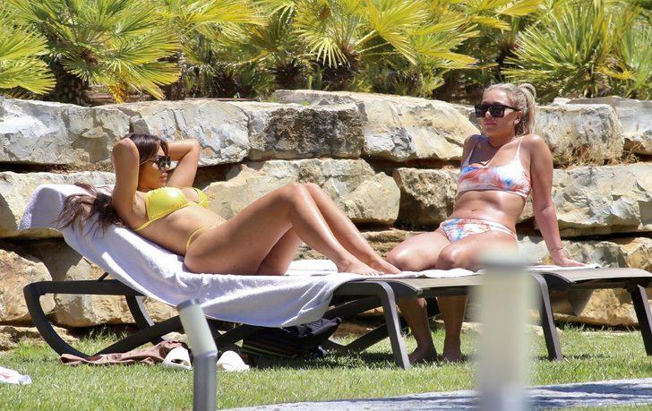 Chloe Ferry'nin kız kıza tatili! Kalçasına bol bol güneş yağı sürdürdü G4