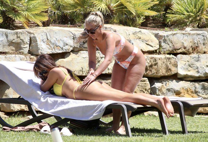 Chloe Ferry'nin kız kıza tatili! Kalçasına bol bol güneş yağı sürdürdü G5