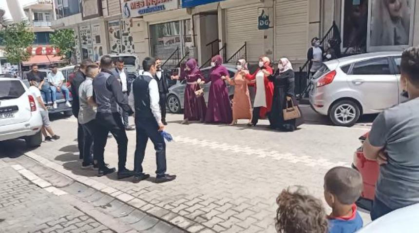 'Pes' dedirten görüntü! Gelin almaya giden damat ve ailesinden maskesiz halay 