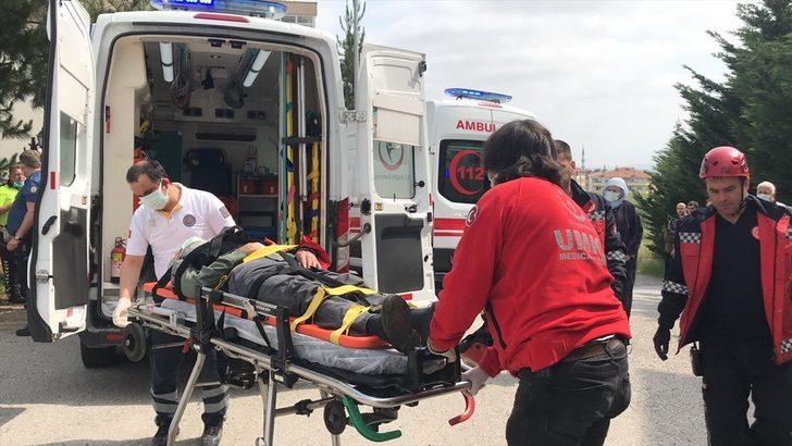 Sakarya'da sitenin bahçesine devrilen araçtaki 5 kişi yaralandı G1