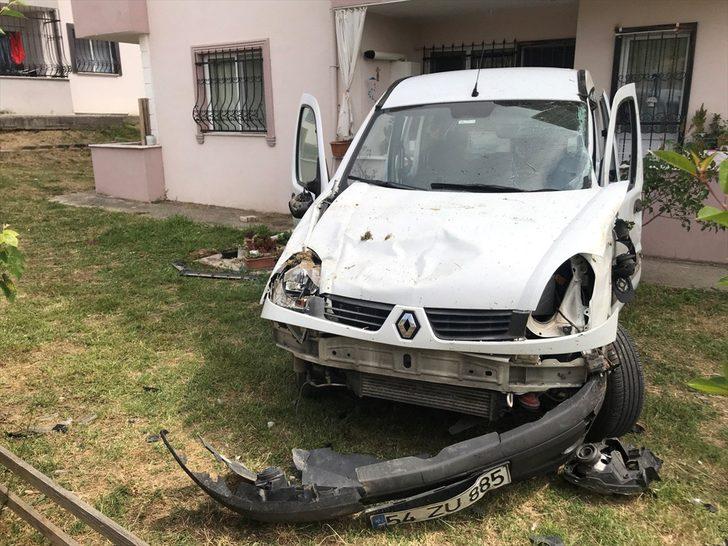 Sakarya'da sitenin bahçesine devrilen araçtaki 5 kişi yaralandı G2