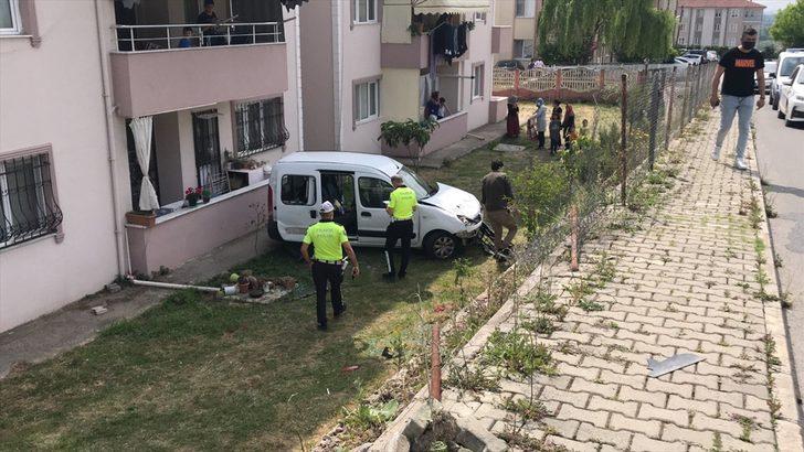 Sakarya'da sitenin bahçesine devrilen araçtaki 5 kişi yaralandı G3