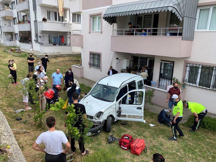 Sakarya'da sitenin bahçesine devrilen araçtaki 5 kişi yaralandı G4