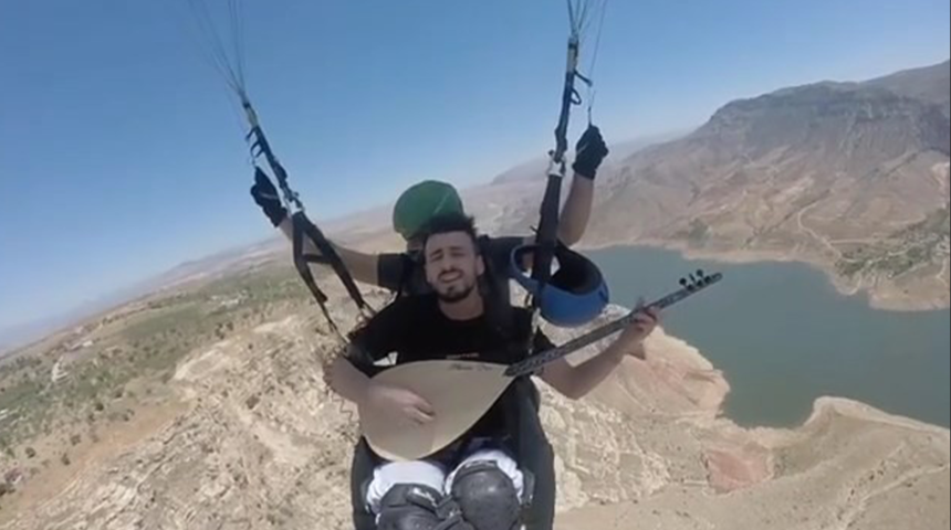 Siirtli amatör müzisyen, gökyüzünde saz çalıp şarkı söyledi