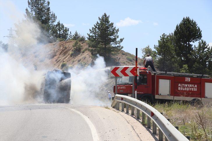 Burdur'da seyir halindeyken alev alan ambulans, kullanılamaz hale geldi G1