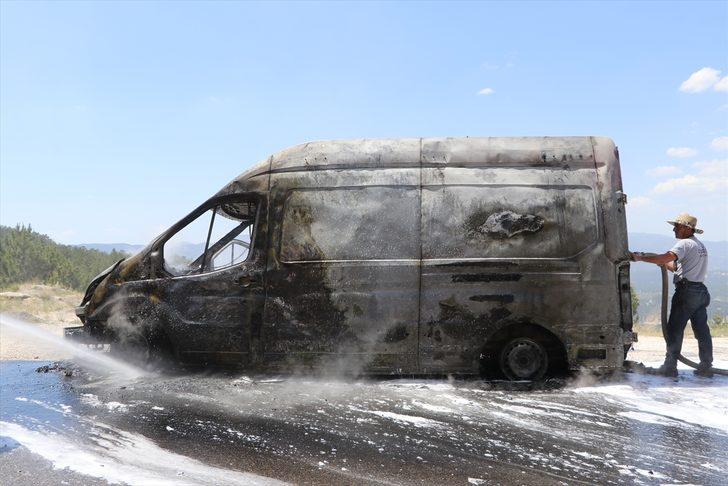 Burdur'da seyir halindeyken alev alan ambulans, kullanılamaz hale geldi G2