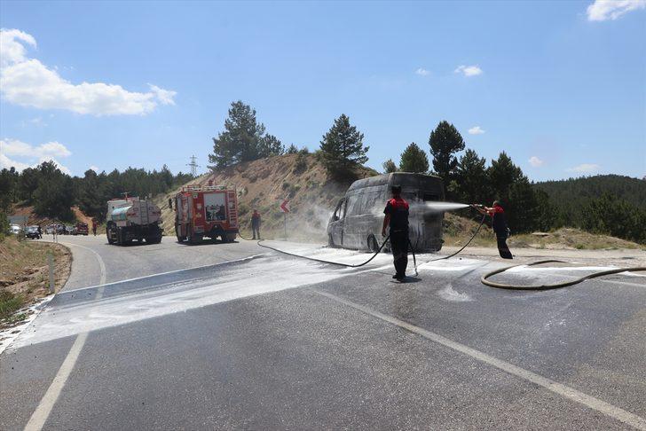 Burdur'da seyir halindeyken alev alan ambulans, kullanılamaz hale geldi G3