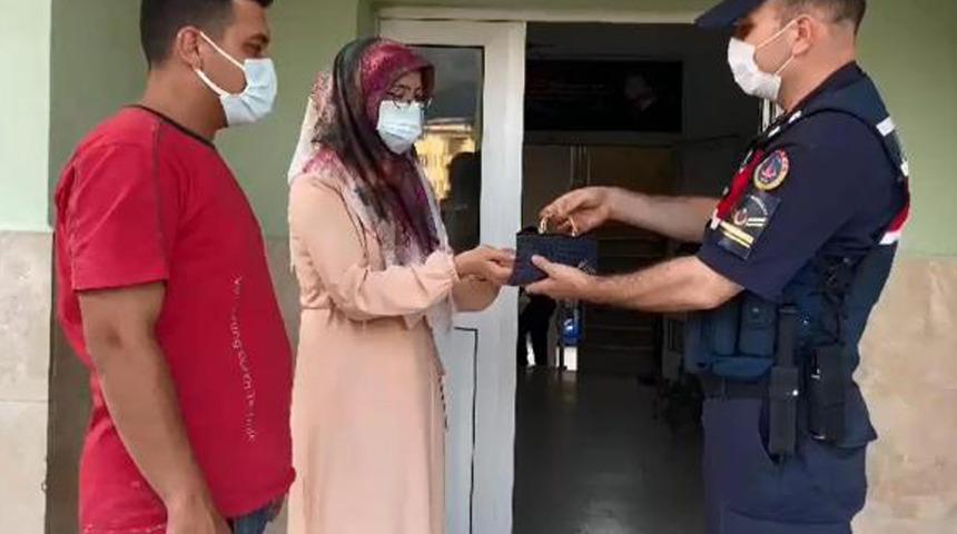 Dolandırıldığını, jandarma düğün takılarını getirince anladı