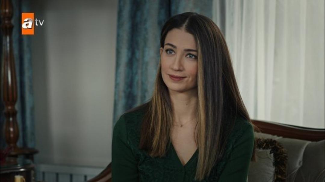 EDHO'nun '&Ouml;m&uuml;r Fa&ccedil;alı'sı Ceren Benderlioğlu'nun eski eşini g&ouml;renler şaşırıyor! İşte ekranlardan aşina olduğumuz o isim...