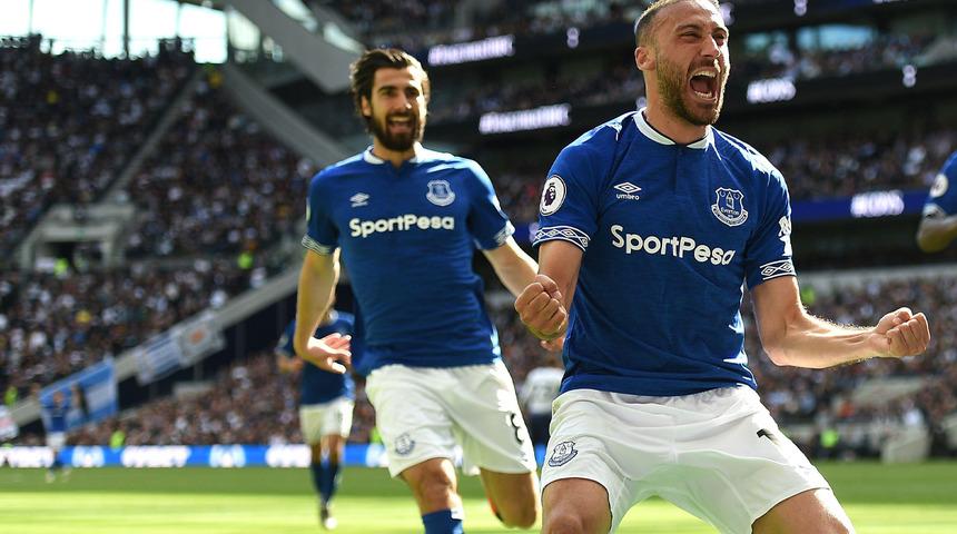 Cenk Tosun'dan flaş imza!