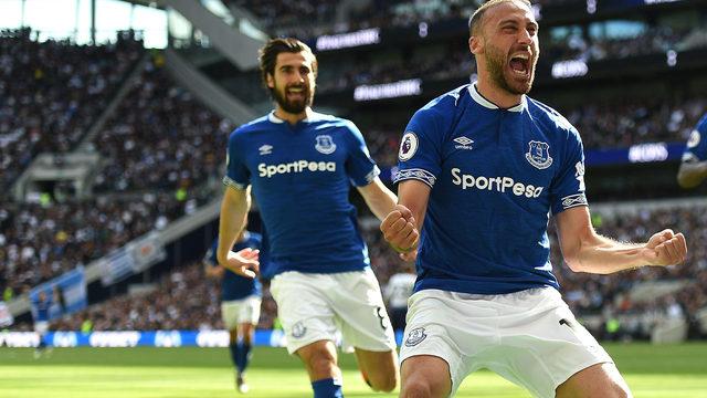 Cenk Tosun'dan flaş imza!