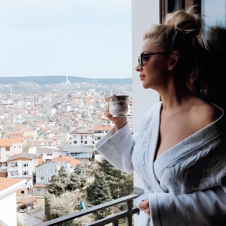 Songül Karlı yine yapacağını yaptı... Asansörü mesken tuttu G3