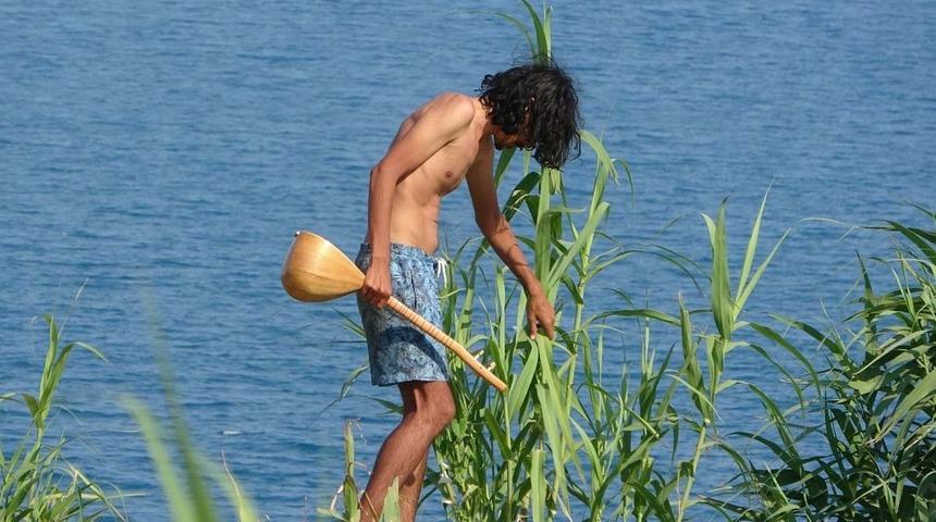 Uçurumun kıyısında elinde sazla intihara kalkıştı, polis 5 saat sonra üzerine atlayarak durdurdu