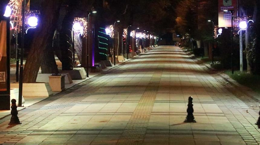 Son Dakika: Hafta sonu sokağa çıkma kısıtlaması başladı