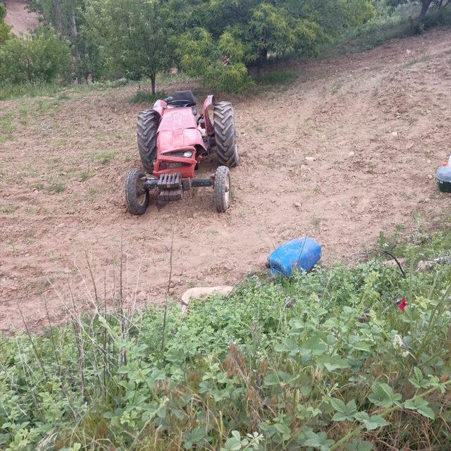 Manisa'da devrilen traktörün sürücüsü ağır yaralandı