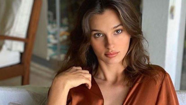 Survivor sunucusu Murat Ceylan’ın sevgilisi Pınar Tartar sarı bikinili fotoğrafıyla sosyal medyayı salladı