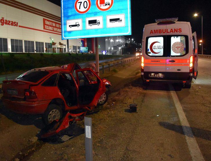 Kırıkkale'de otomobilin hız uyarı levhasına çarpması sonucu 4 kişi yaralandı G1
