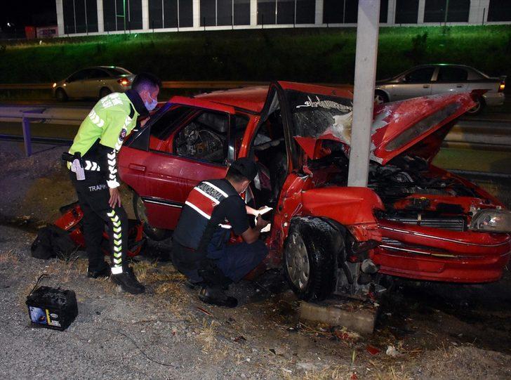 Kırıkkale'de otomobilin hız uyarı levhasına çarpması sonucu 4 kişi yaralandı G3