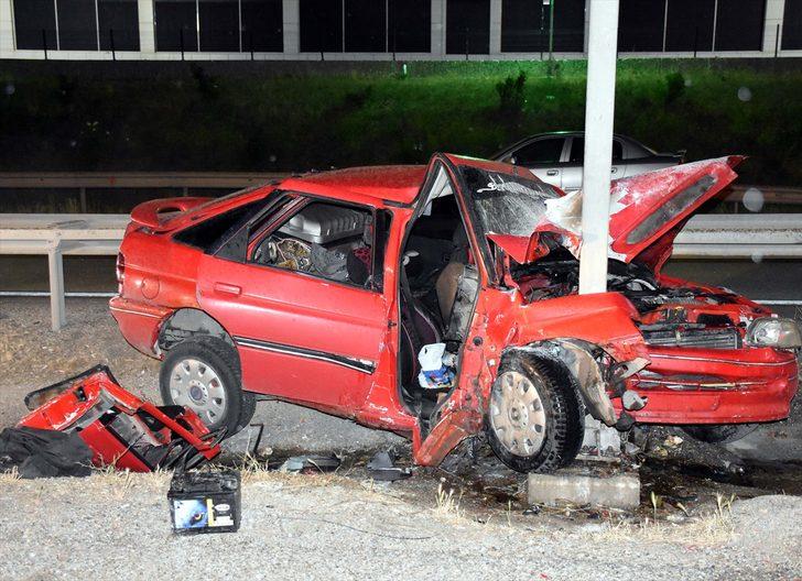 Kırıkkale'de otomobilin hız uyarı levhasına çarpması sonucu 4 kişi yaralandı G4