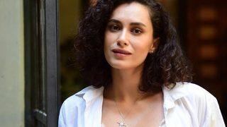 Fazla kilolarıyla haber olan Hande Doğandemir mayosuyla amuda kalktı