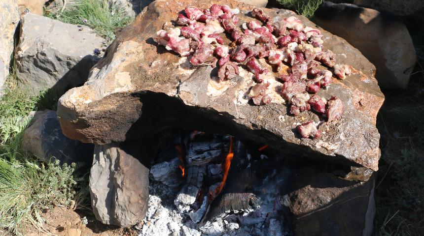 Pişmesi 40 dakika! Bu yemek taş üzerinde yapılıyor: Kavurmadan daha lezzetli