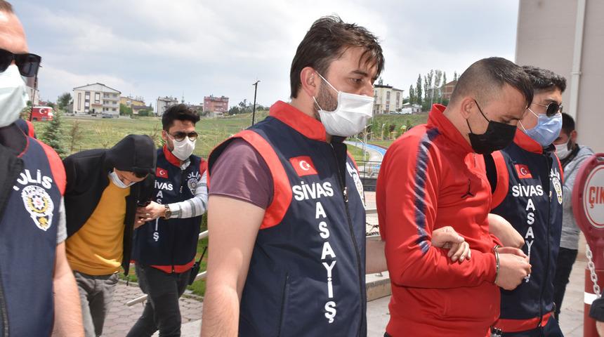 &Ouml;ld&uuml;rd&uuml;kten sonra iki mezarın arasına g&ouml;mm&uuml;şlerdi! Vahşette yeni gelişme