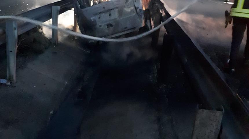 Manisa'da kanala düşen hafif ticari araç yandı